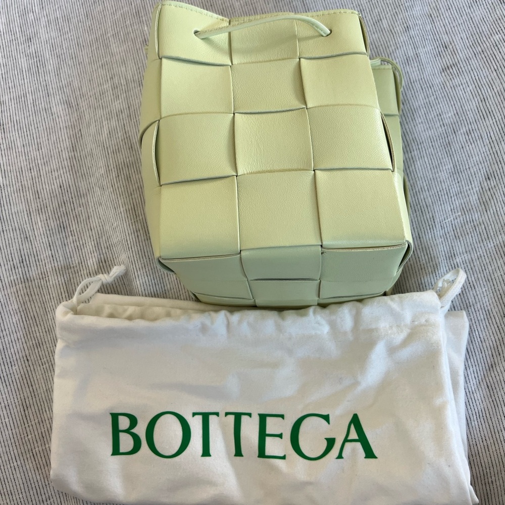 Bottega Veneta Intrecciato Cassette Bucket Bag Lemon Washed